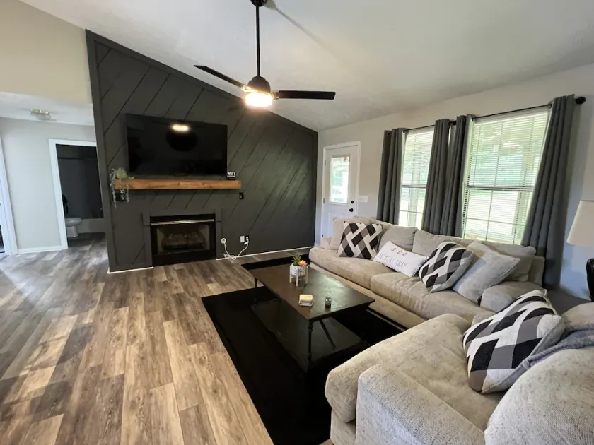Newly remodeled,  handicap accessible overlooking pool , play area - Image 1