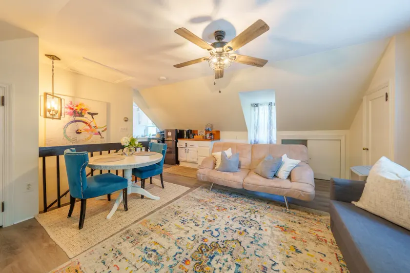Prime Location, Private Loft Apartment. Well-Appointed for Comfort & Convenience - Image 1