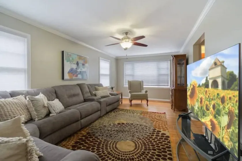 Cheery 2-BDRM in East Rochester! w/onsite parking - Image 1