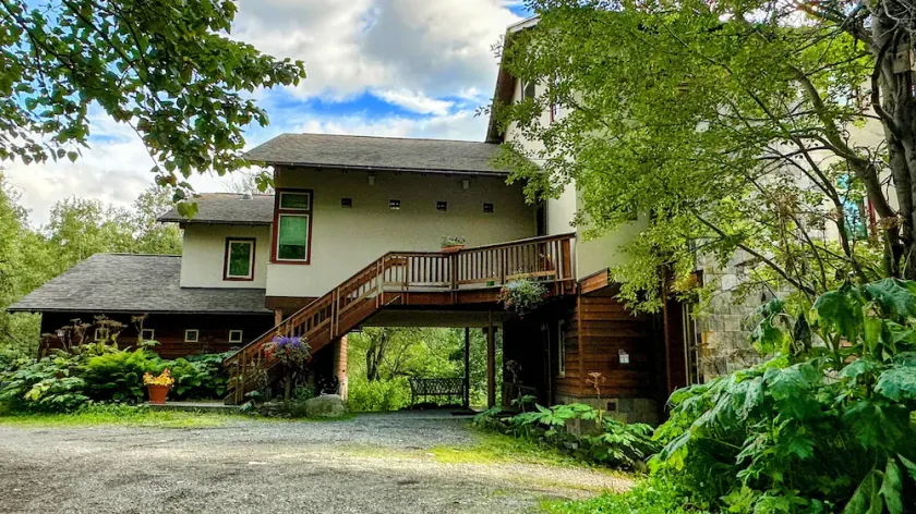 Eagle Peak Guesthouse/ 2 room suite with kitchenette - Image 1