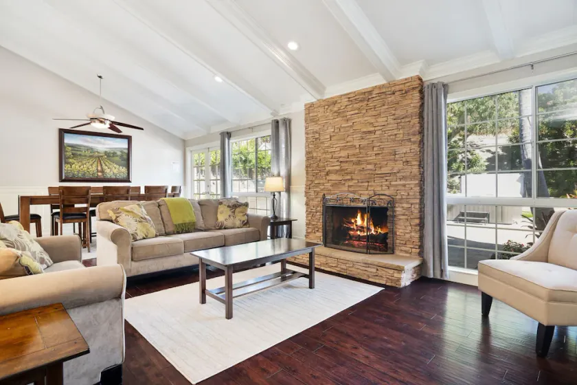 Beautiful, spacious home with private hot tub, putting green, basketball and BBQ - Image 1