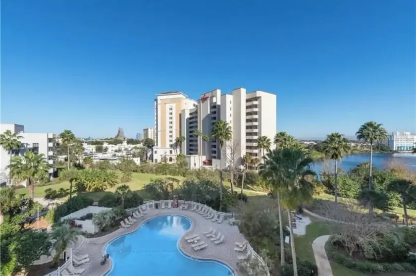 Universal/Pool view +FREE parking. Newly renovated 2bdrm/2bth - Image 1