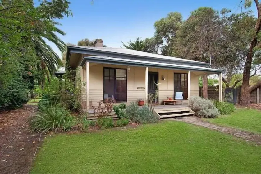 Fleur Baix Flinders Beach House - Image 1