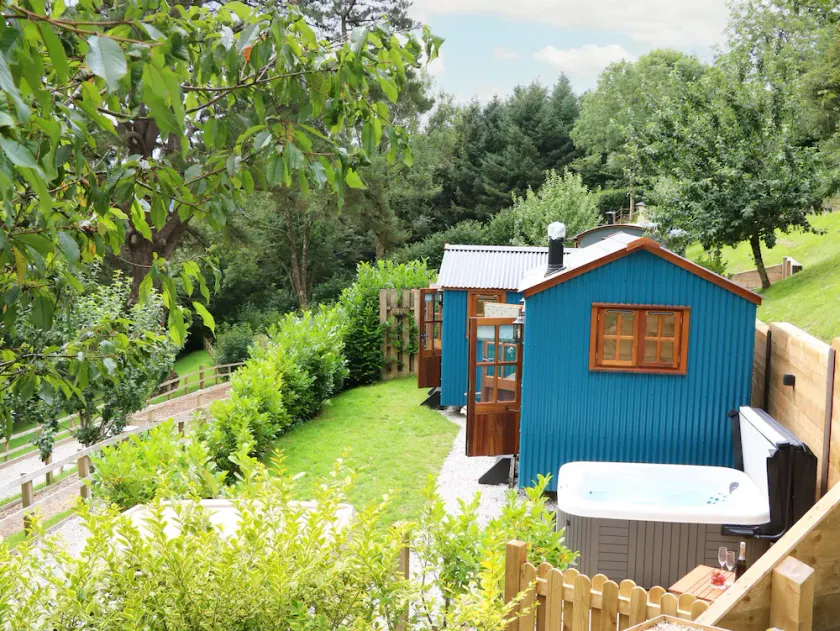 LITTLE SILVER PHEASANT, romantic, with hot tub in High Bickington - Image 1