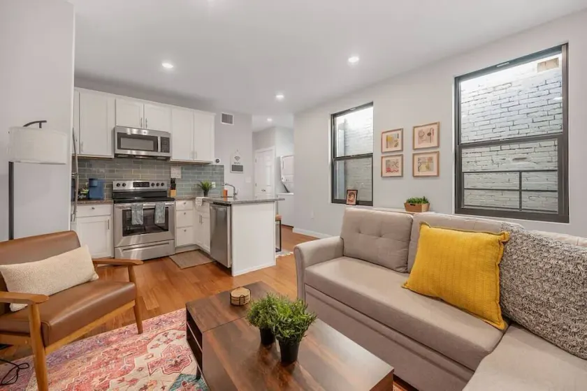 OTR off Vine St, Lux Queen Bed, Wifi, Smart TV, Sleeps 3ppl, 3rd Fl - Image 1