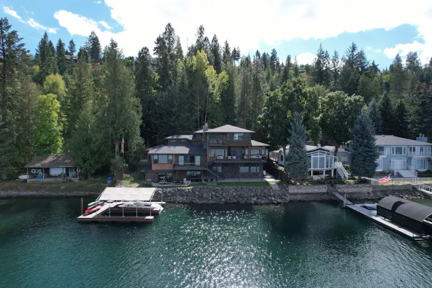 Magnificent 4783 Sq Ft Waterfront Home med Twin Covered Boat Docks - Image 1