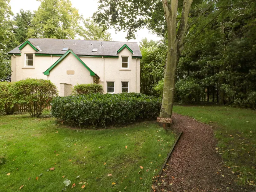 GARDENER'S COTTAGE, pet friendly, with a garden in Chirnside - Image 1