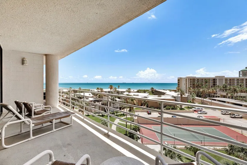 Relaxing 2-story Condo on Beach with Views of Beach & Bay! - Image 1