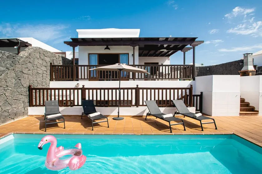 6 Bed Holiday Villa | Heated Pool | Hot Tub | Beach & Waterparks | Playa Blanca - Image 1