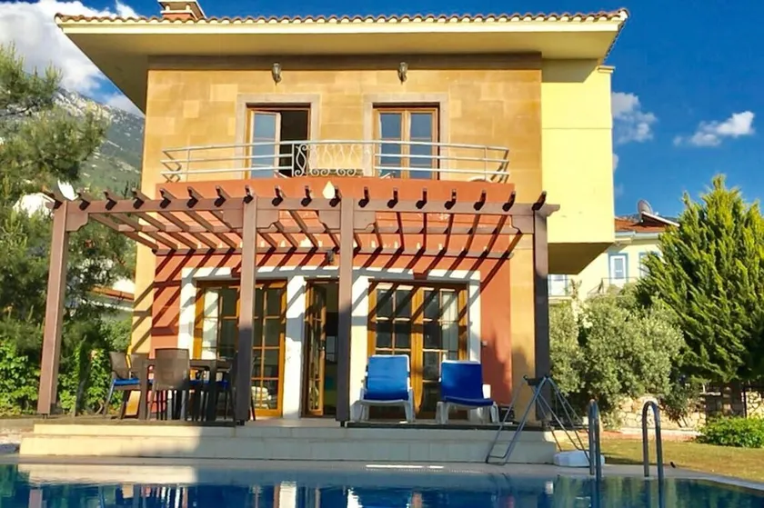 Perfect location 2 minutes to all amenities, bars/bus/restaurants and shops. - Image 1