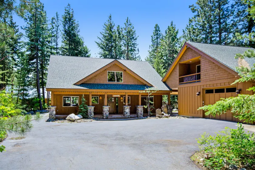 Spacious home with fireplace, firepit, jetted tub & gas grill - close to lake - Image 1
