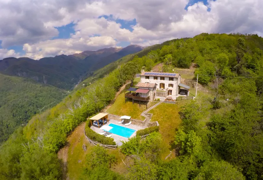 Splendida villa sulla collina a Barga, in Toscana, con piscina privata e viste spettacolari - Image 1