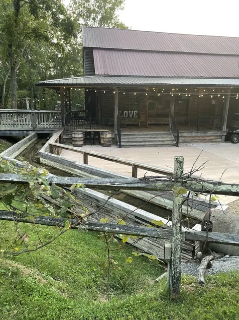 ROMANTIC CREEKSIDE BUNGALOW AT CASCADES AT HISTORIC PARKS MILL One bedroom - Image 1
