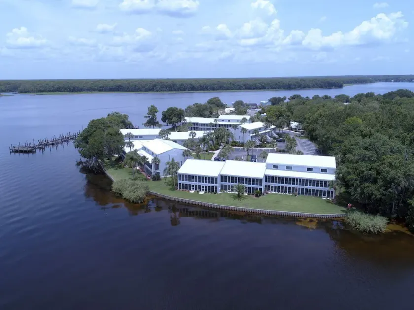 Smuk Riverfront Getaway - Image 1