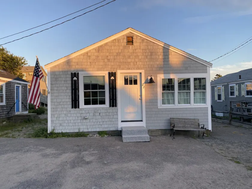 Light and bright three bedroom cottage-steps away from Humarock Beach. - Image 1