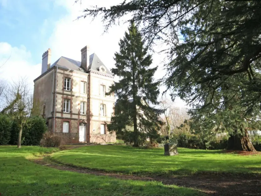 Casa señorial del siglo XIX con gran parque y 5 habitaciones, todo incluido, en L'Aigle - Image 1