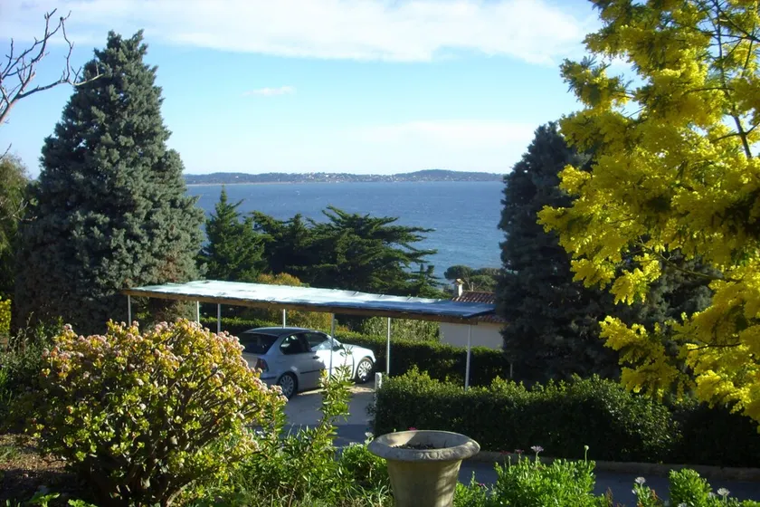 GROUND FLOOR OF VILLA facing the tip of Giens - Image 1
