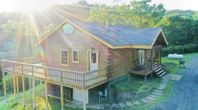 Hilltop 10 acre Cabin Retreat Getaway - WiFi! - Image 1
