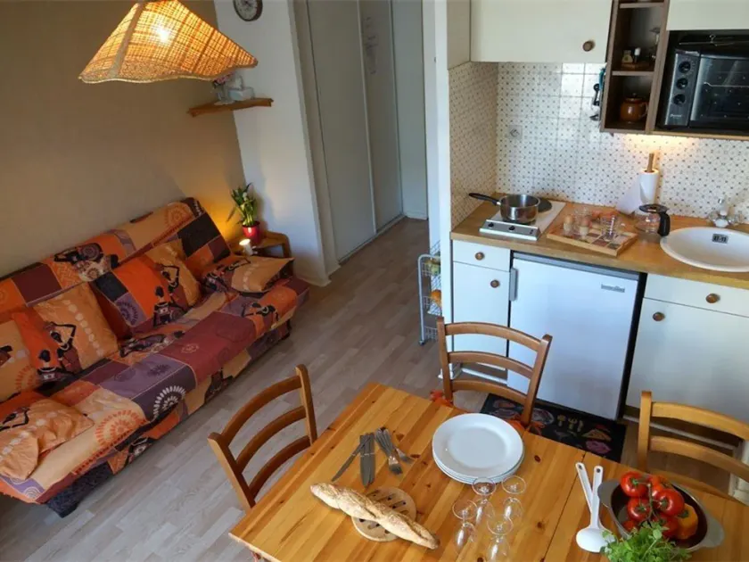 Ground Floor 2-Room Apartment with Garden, Parking, Near Shops and Thermes - Image 1