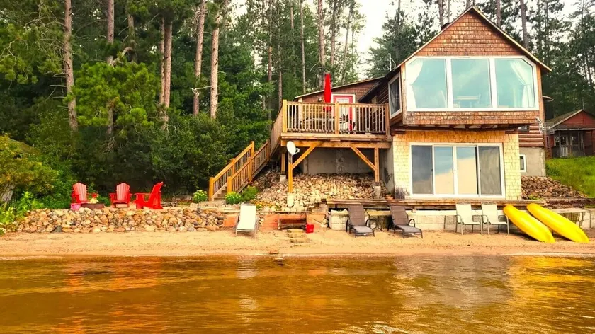 Cabane en rondins paisible avec plage SW exposition WIFI et télévision par câble et foyer - Image 1