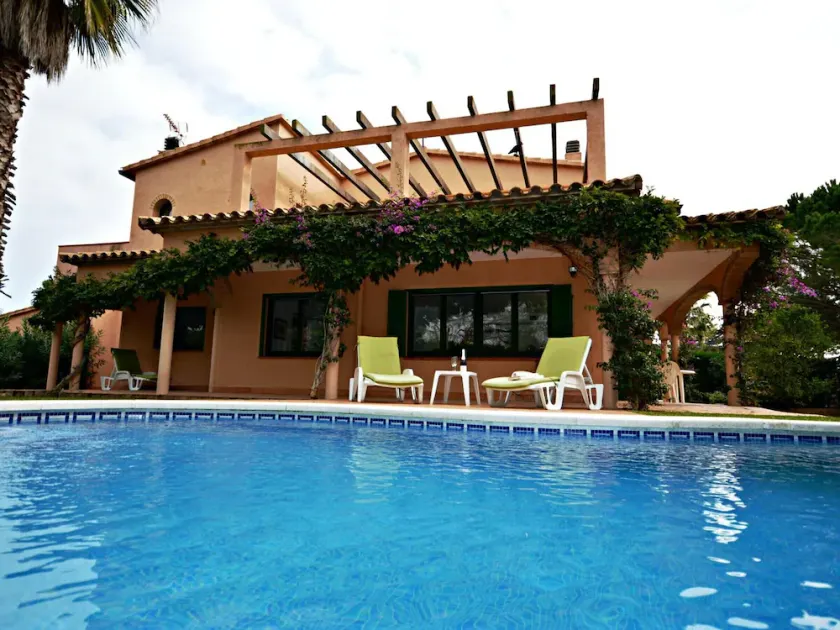 Geräumiges Ferienhaus: Pool, A/C, WLAN, Garten, Grill, Klavier - für Familien ideal! - Image 1