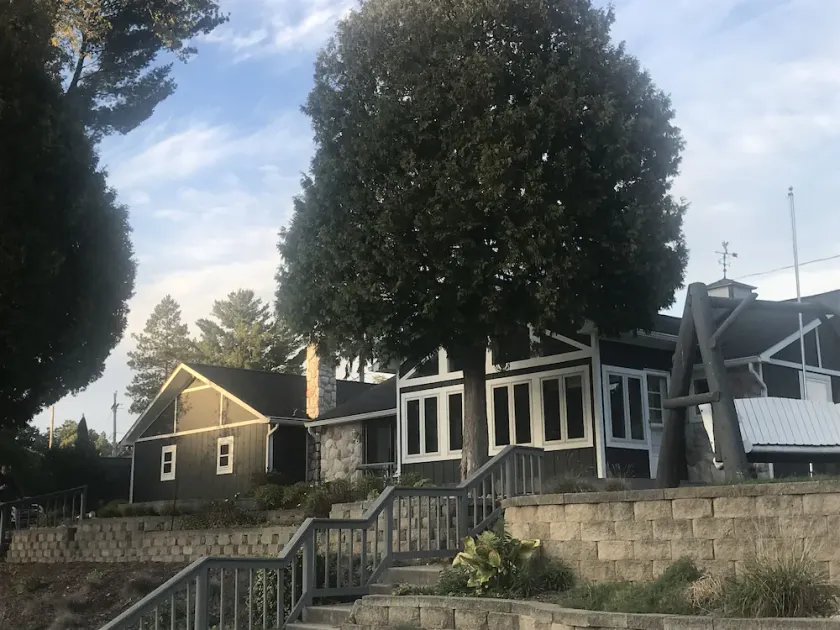 Gorgeous renovated cottage on Croton Pond - Image 1