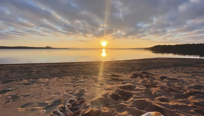 A secluded beachfront retreat for families - pet friendly! - Image 1