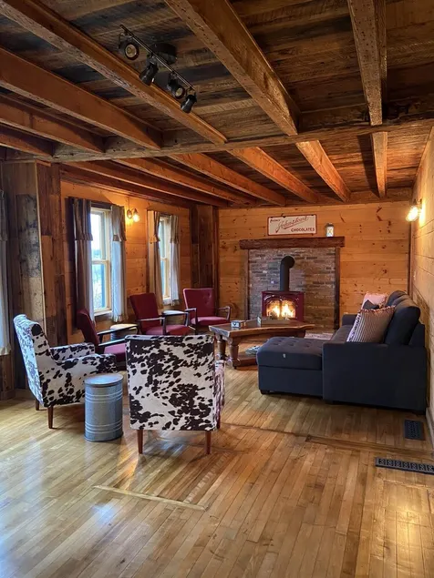 Circa 1850s fully renovated Vermont farmhouse less than 15 miles from Jay Peak - Image 1