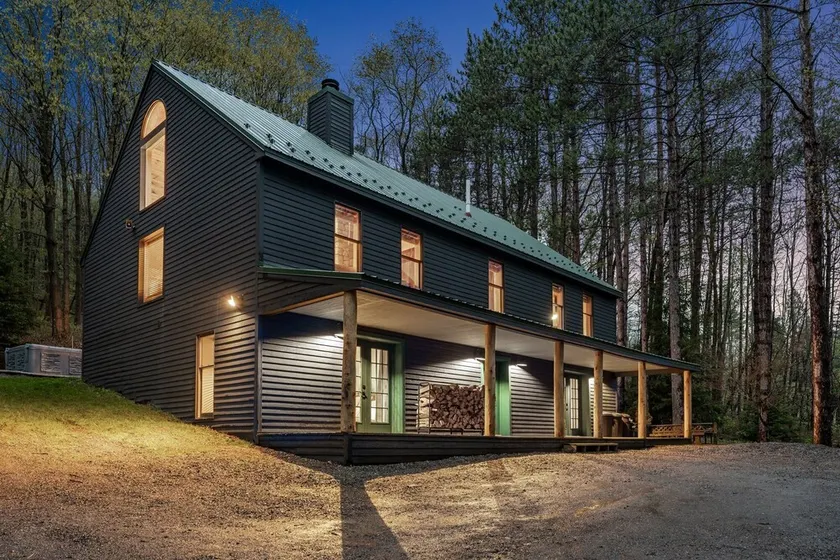 Beautiful chalet on 5 acres - 2 min to Village! Hot-Tub, Sauna, Fire Pit! - Image 1
