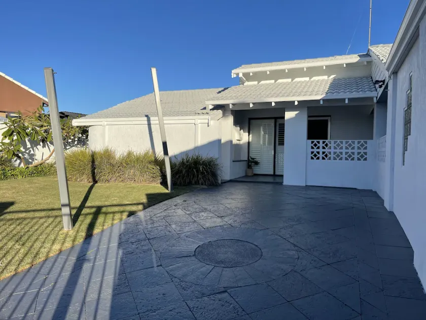 Coastal Family Favourite, Pet Friendly, 100mt to beach and playground. Sleeps 11 - Image 1