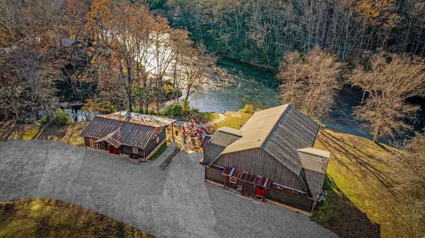 4 Bedroom Luxury Cabin on Toccoa River w/ Separate Entertainment Room & Suite - Image 1
