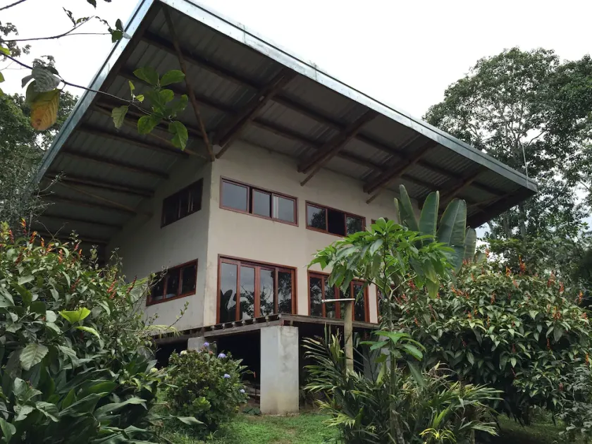 Casa natural de bambú y maz espaciosa en retiro de granja orgánica de 100 acres - Image 1