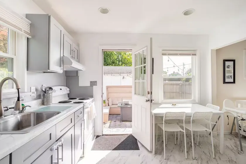 Entire 3bdr home w/parking, backyard, FirePit, BBQ - Image 1