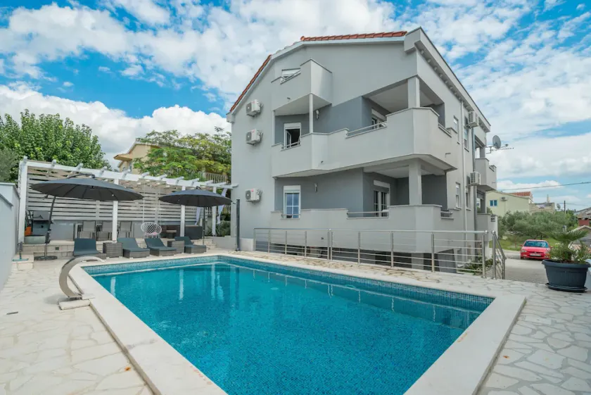 Ferienhaus Viktoria mit großem Swimmingpool und seitlichem Meerblick - Image 1