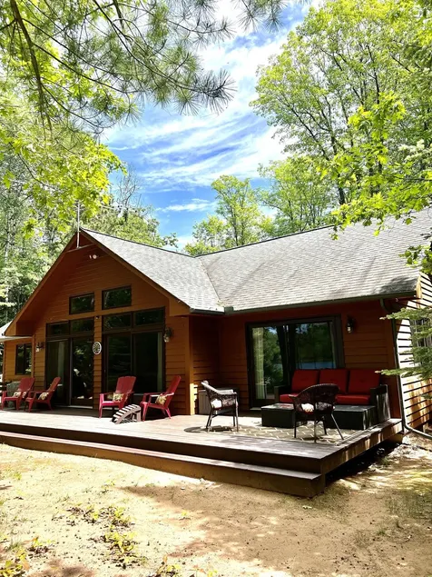 Sandy beach, quiet lake, great fishing & beautiful sunsets w/2 kayaks & gameroom - Image 1