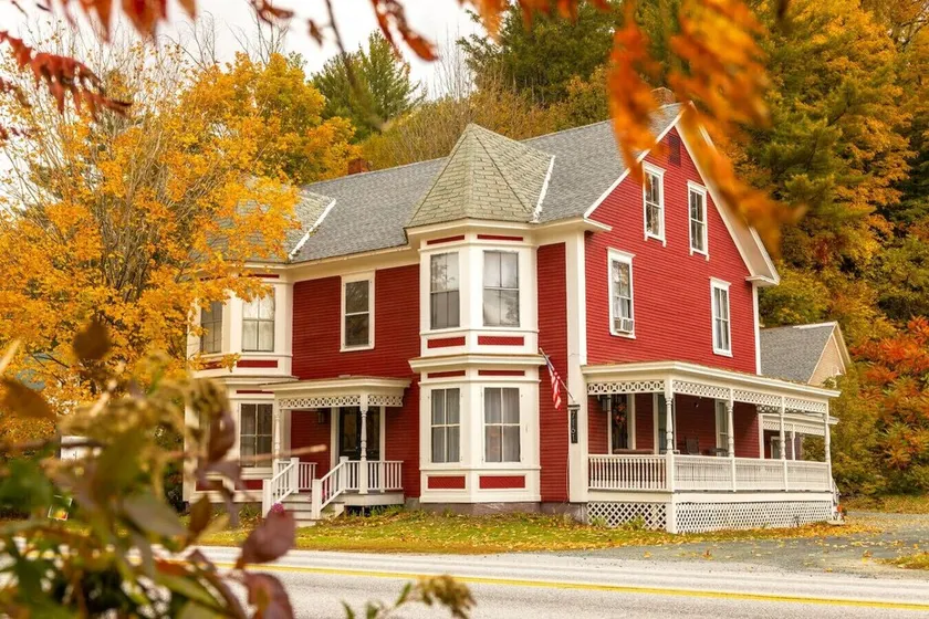 Raspberry Inn · Classic Riverfront Home-Mins to Woodstock & Skiing - Image 1
