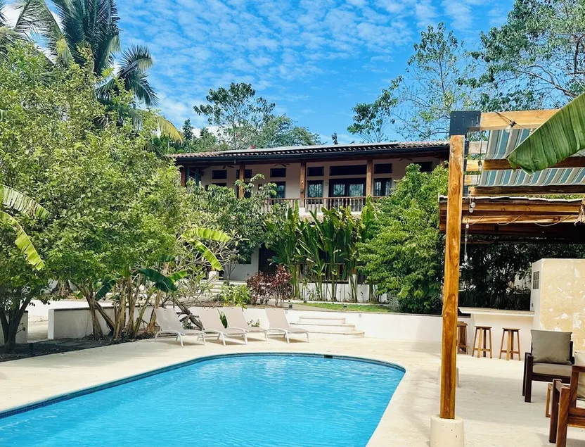 Beautiful and secure house with a pool, bar and bbq area close to the beach! - Image 1