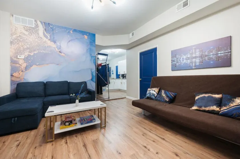 W Pershing · Large Chicago Apt 3 Bed | 12 Min Downtown | Arcade - Image 1