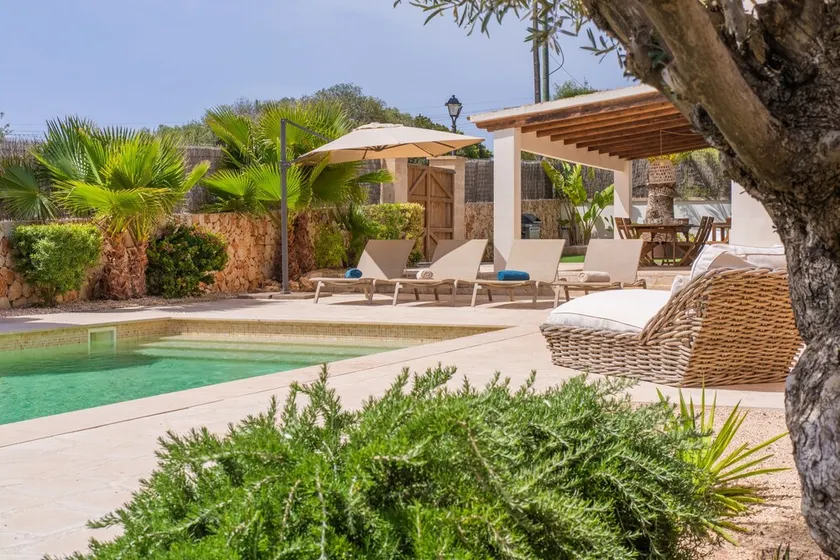 Casa con aire acondicionado cerca de la playa con bonito diseño, piscina, terraza, jardín y Wi-Fi - Image 1