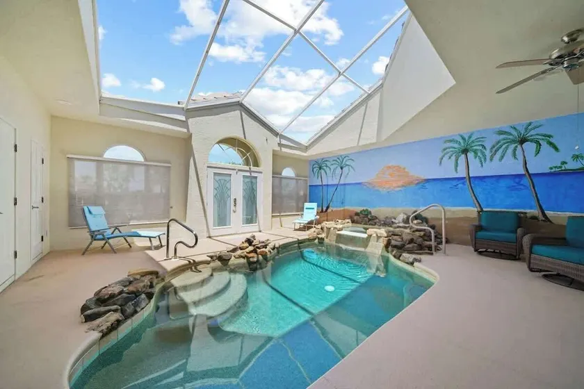 Waterfront home Wcourtyard pool - Image 1