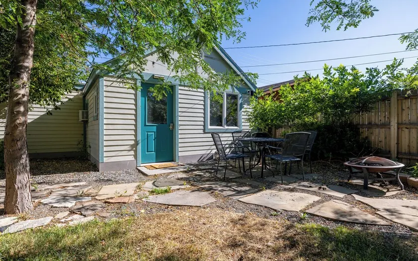 Just blocks from downtown! Cozy 2-bed, 1-bath home - sleeps 4. - Image 1