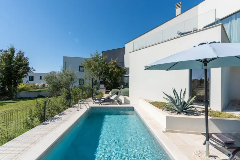 Luxusvilla Abstracta mit Pool - Image 1