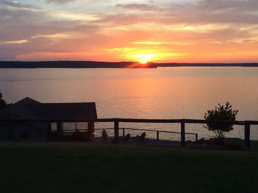 Cozy Lakefront Log cabin with miles of view plus small beach! - Image 1