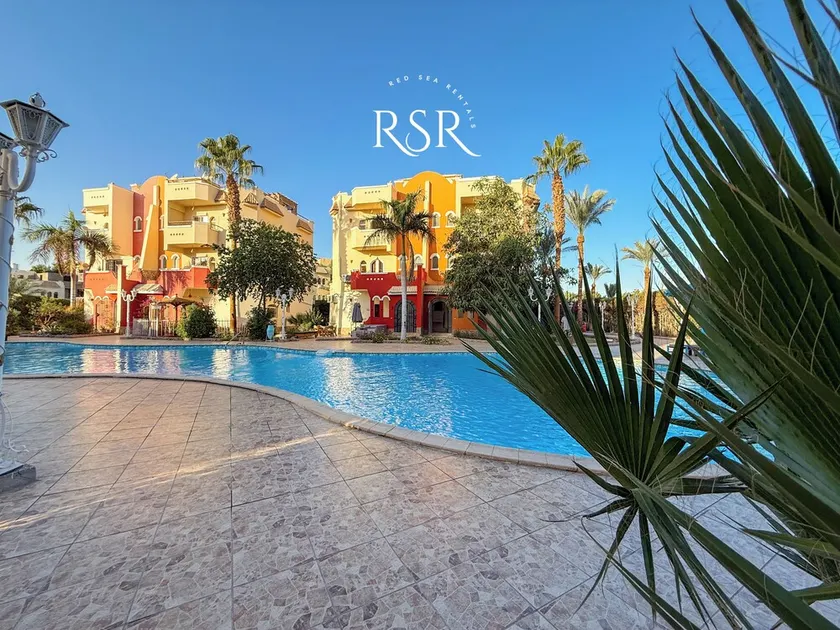 Apartment with a big swimming pool and balcony - Image 1