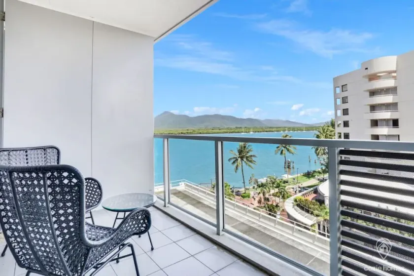 Studio Stay near Marina with Pool, Gym and Sauna - Image 1