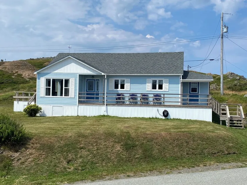 Cozy home with ocean view and beach access - Image 1