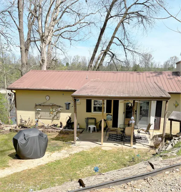 Cabin located on lakeside with accessible boat dock. - Image 1