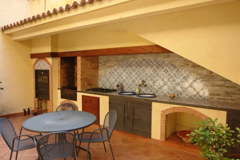 Tres habitaciones amueblado y con aire acondicionado, un jardín y terraza - Image 1