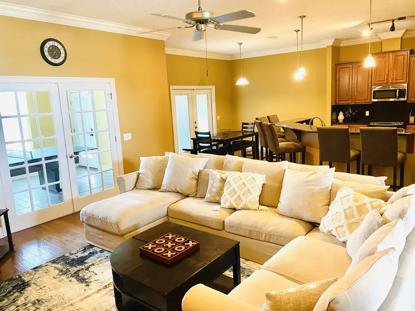 Newly renovated modern, spacious & quiet location - Image 1