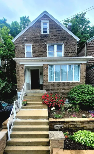 Enjoy Urban Living at our Steel City Getaway! - Image 1